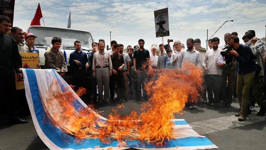 Los manifestantes iraníes queman la bandera del régimen israelí en el Día Mundial de Al-Quds en Theherán, capital de Irán, 1 de julio de 2016.