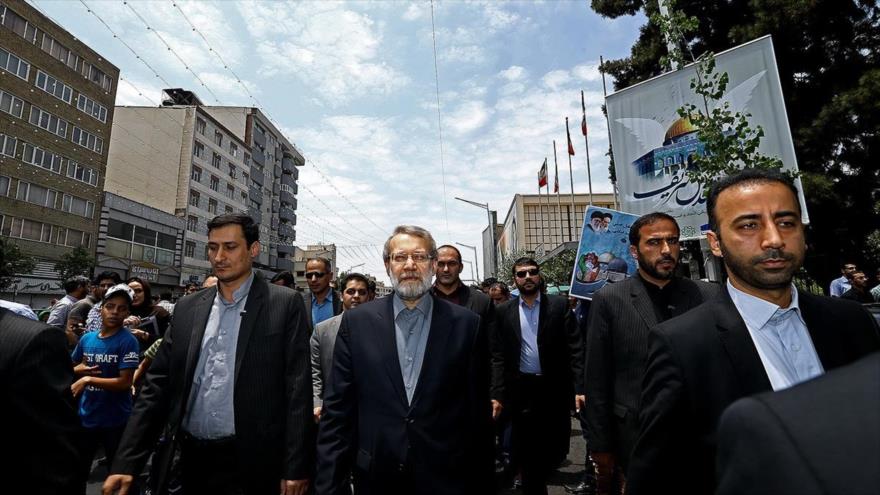 El presidente de la Asamblea Consultiva Islámica de Irán (Mayles), Ali Lariyani (centro) participa en la multitudinaria marcha del Día Mundial de Al-Quds en Teherán, capital iraní, 1 de julio de 2016.