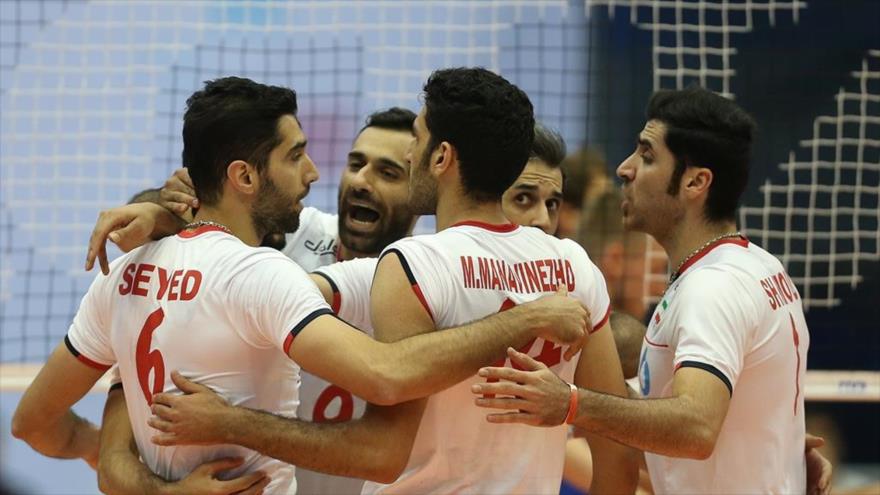 Jugadores de la selección de Irán celebran su victoria ante Serbia (3-2) en la Liga Mundial de Voleibol, 1 de julio de 2016.