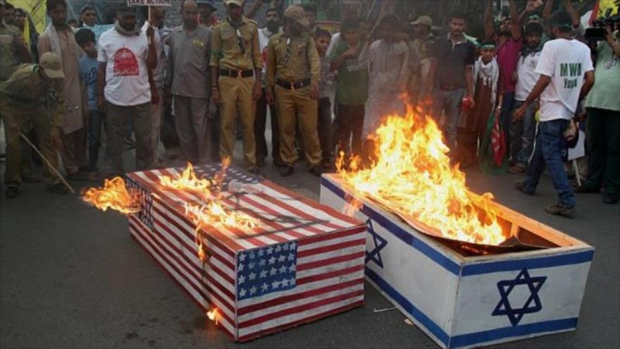 Manifestantes queman dos ataúdes con banderas de Israel y EE.UU. durante una marcha en Lahore, Paquistán, durante el Día Mundial de Al-Quds.
