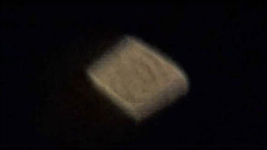 Otra de las imágenes del "ovni" que sobrevolaba el cielo de Siberia la noche del 29 de junio 2016.