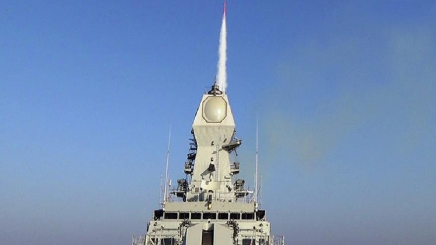 Buque indio lanza un misil israelí Barak 8.