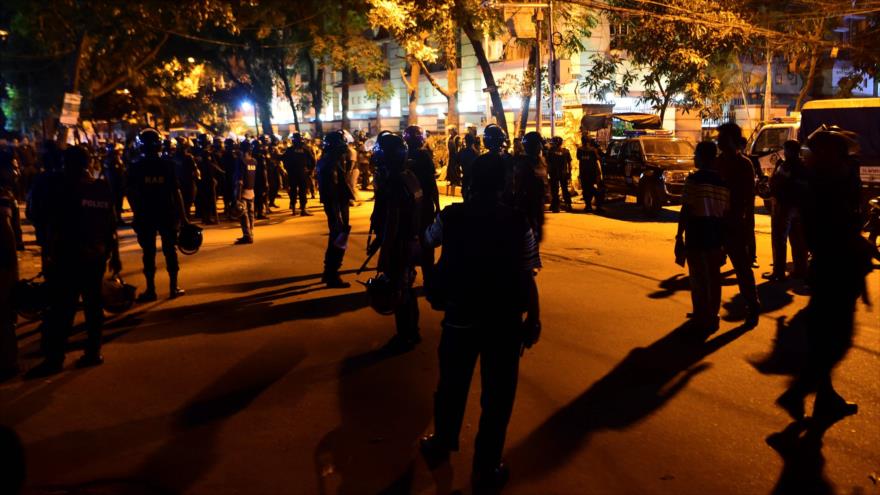 Fuerzas de seguridad de Bangladés hacen guardia cerca del restaurante Holey Artisan Bakery-O’Kitchen, atacado por EIIL, 2 de julio de 2016.