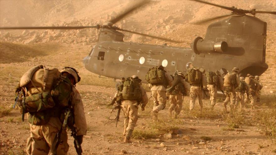 Fuerzas de EE.UU. en Afganistán suben a un helicóptero militar.