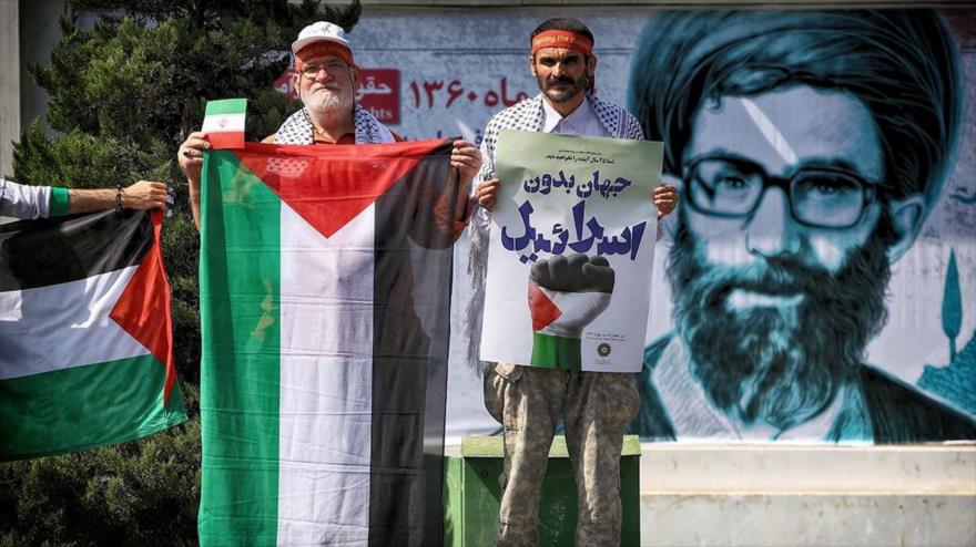 Ciudadanos iraníes con banderas de Palestina y cárteles antisraelíes participan en la marcha del Día Mundial de Al-Quds, 1 de julio de 2016. 