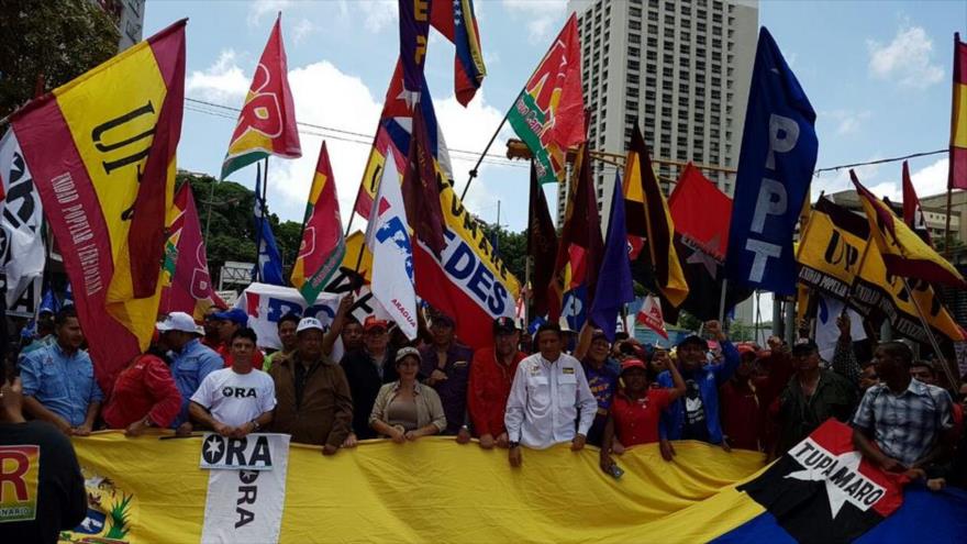 Los venezolanos salen a las calles de Caracas, capital, para expresar su apoyo al presidente venezolano, Nicolás Maduro, 2 de julio de 2016.