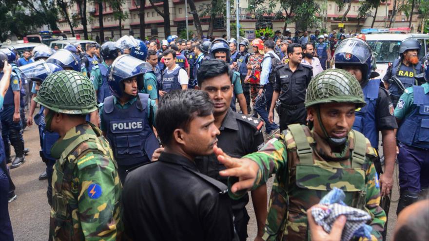 La Policía de Bangladés y militares se reúnen en una intersección cerca de un restaurante en Daca, capital, tras un sangriento secuestro, 2 de julio de 2016.