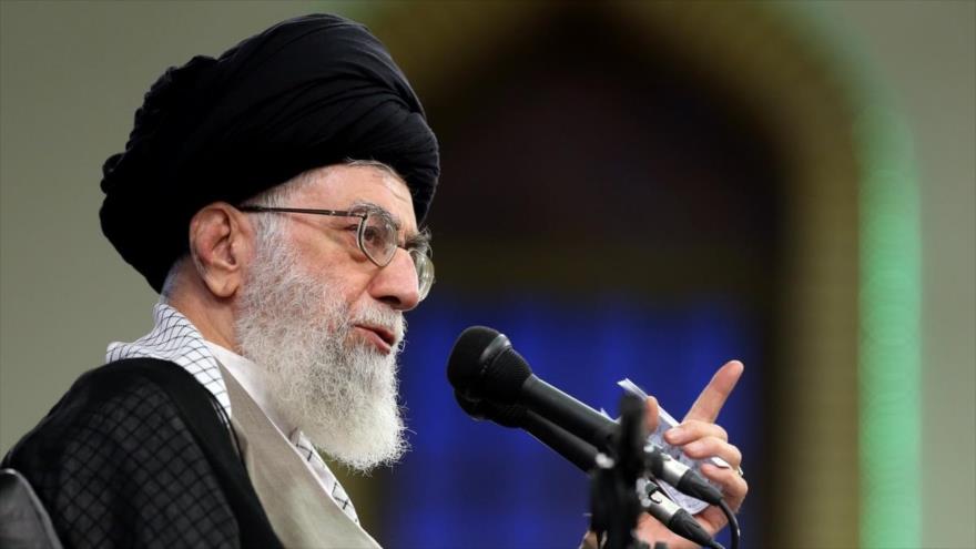 El Líder de la Revolución Islámica de Irán, el ayatolá Seyed Ali Jamenei, recibe a estudiantes iraníes, 2 de julio de 2016.