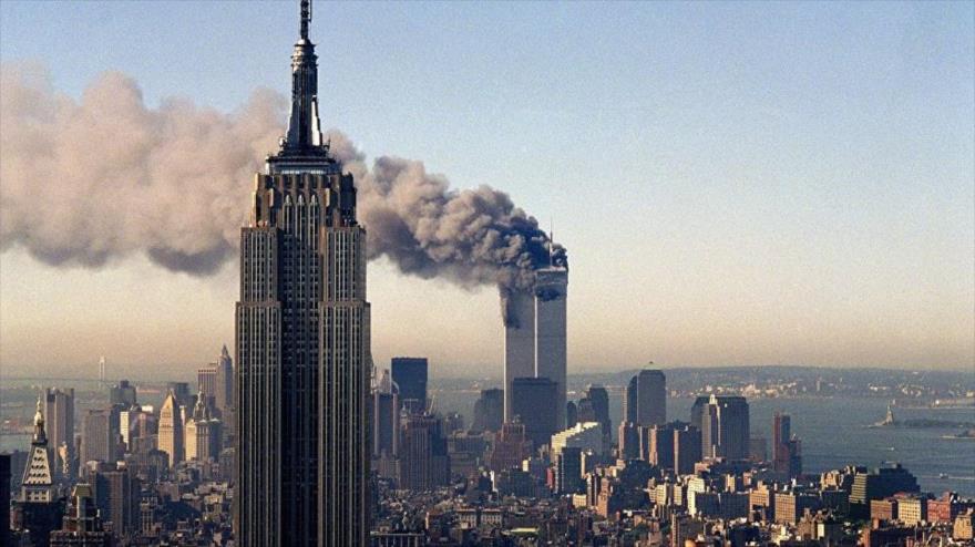 Inmensa columna de humo se levanta del World Trade Center tras el impacto de un avión contra ese edificio, 11 de septiembre de 2001.