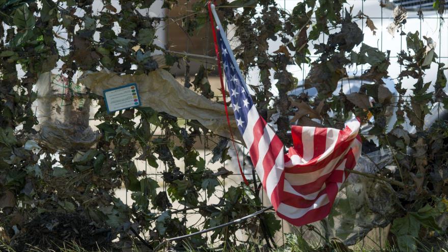 Una bandera estadounidense entre hojarasca y desechos tras una inundación en Virginia Occidental, 25 de junio de 2016.