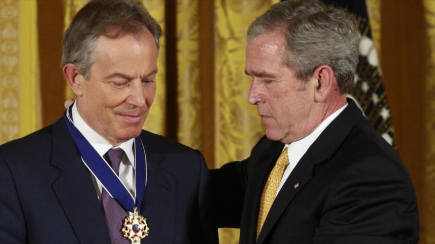 El presidente saliente de EE.UU. (dcha.), George W. Bush, condecoró a su aliado Tony Blair con la Medalla de Libertad, por sus esfuerzos para la "promoción de la democracia, los derechos humanos y la paz en el exterior", enero de 2009.