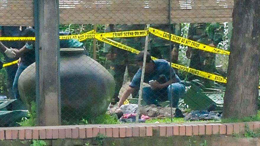 Un oficial bangladesí inspecciona un cadáver, que parece ser uno de los secuestradores que tomó rehenes en un restaurante en Daca (capital de Bangladés), 3 de julio de 2016.