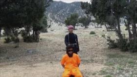 Nuevo video de Daesh: Un niño ejecuta a espías de Talibán