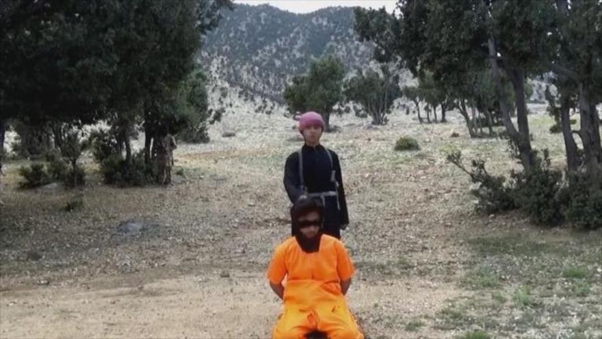 Imagen tomada de un video divulgado por Daesh, llamado “Jorasán, el cementerio de los apóstatas 2”, muestra a un niño que ejecuta con una pistola a un miembro del grupo Talibán.