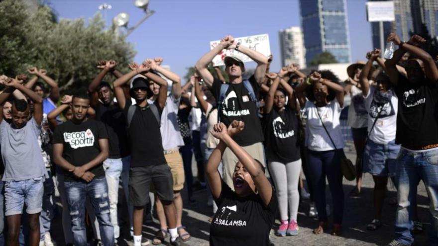 Ciudadanos de origen etíope protestan en Tel Aviv contra la discriminación y brutalidad de la policía del régimen de Israel, 3 de julio de 2016.