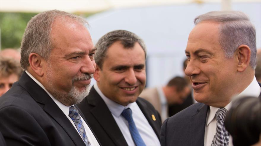El primer ministro israelí, Benyamin Netanyahu (dcha.), y el ministro israelí de asuntos militares, Avigdor Lieberman (izda.).