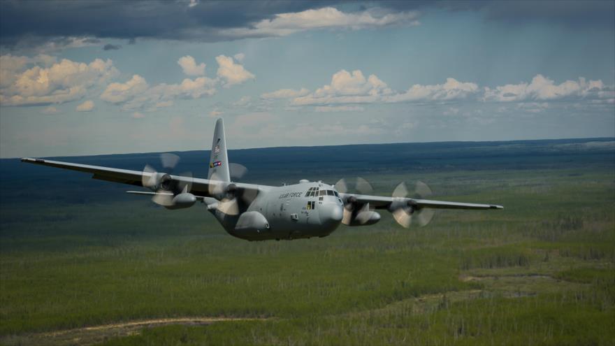 Un avión militar modelo C-130 Hércules, vuela cerca de la base de las Fuerzas canadienses ubicada en la ciudad de Cold Lake, Alberta, Canadá.