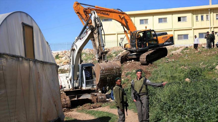 Bulldozers israelíes destruyen casas en Hebrón, Cisjordania.