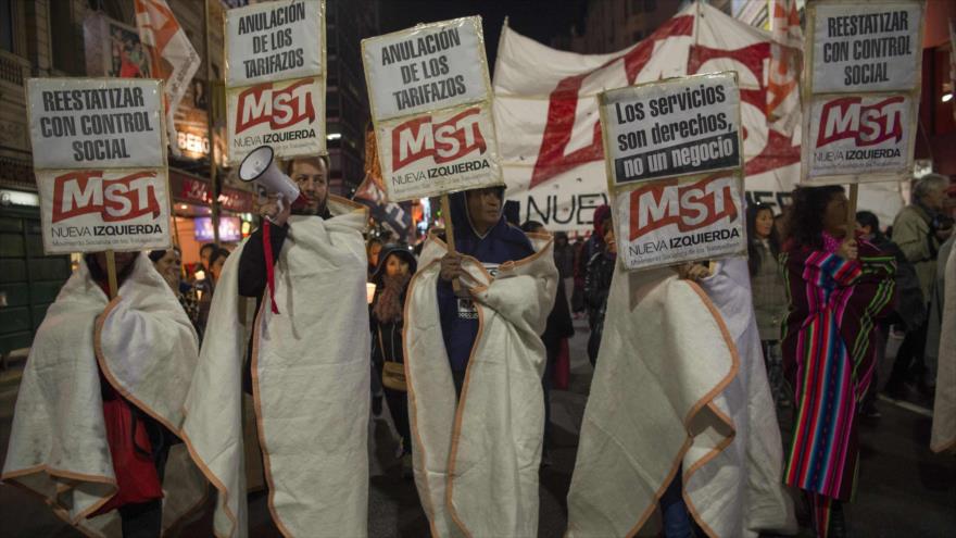 Argentinos se manifiestan en Buenos Aires en protesta por el aumeno de las tarifas de los servicios públicos, 29 de junio de 2016.