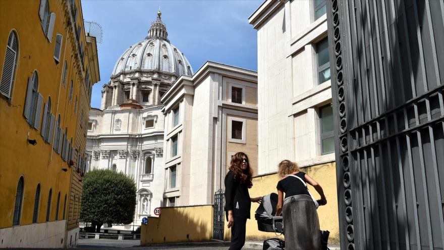 La consultora italiana Francesca Chaouqui, acusada de filtrar documentos clasificados a periodistas, llega para presentarse a juicio, 4 de julio de 2016, Ciudad del Vaticano.