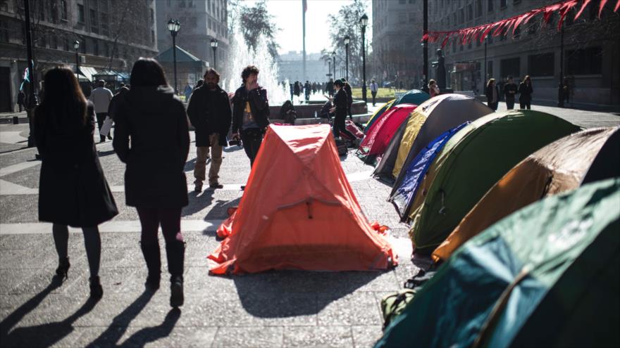Los estudiantes chilenos han acampado frente al palacio de La Moneda (Sede presidencial) en Santiago de Chile para pedir que el Gobierno garantice el acceso universal a la educación pública gratuita en el país. 4 de julio de 2016