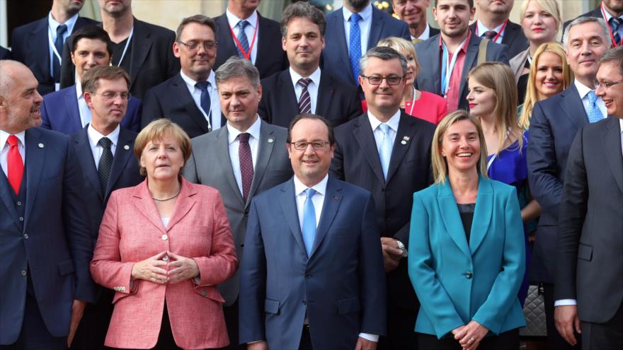 La canciller alemana, Angela Merkel (izda.), el presidente francés, Francois Hollande (centro) y la Alta Representante de la UE para Asuntos Exteriores Federica Mogherini (dcha.) posan junto a los representantes de las delegaciones de los Balcanes durante una cumbre de los Balcanes Occidentales en el Palacio del Elíseo en París, 4 de julio de 2016.