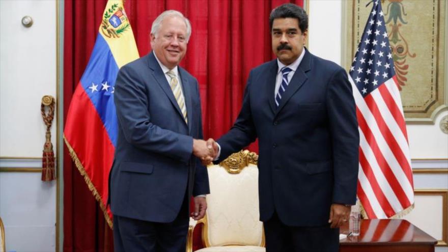 El presidente de Venezuela, Nicolás Maduro, estrecha la mano del diplomático estadounidense, Thomas Shannon, durante su reunión en el Palacio de Miraflores en Caracas, Venezuela, 22 de junio de 2016.