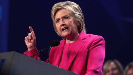 FBI advierte de acceso de "actores hostiles" a correos de Clinton
