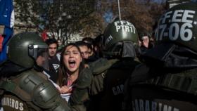 Policía reprime con gases lacrimógenos marcha contra reforma educativa