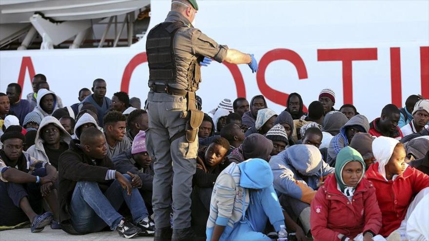 Un grupo de los refugiados rescatados por la Guardia Costera de Italia.