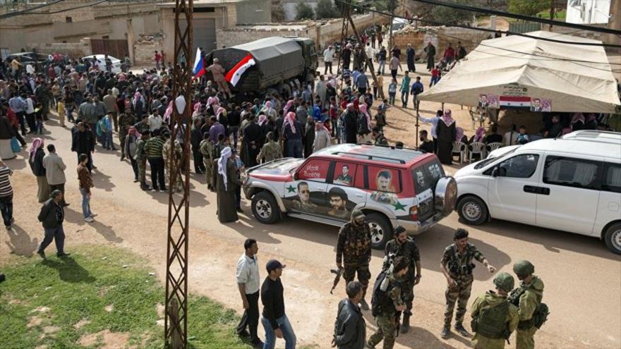 Fuerzas rusas distribuyendo ayuda humanitaria en Siria.