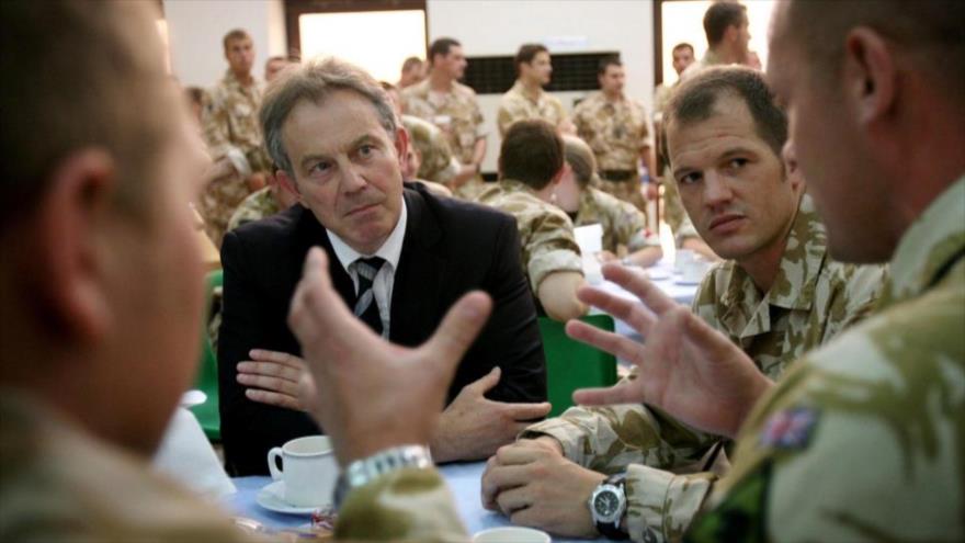 El ex primer ministro del Reino Unido Tony Blair conversa con soldados británicos en el cuartel de sus tropas en la ciudad de Basora, en el sur de Irak, en mayo de 2003.