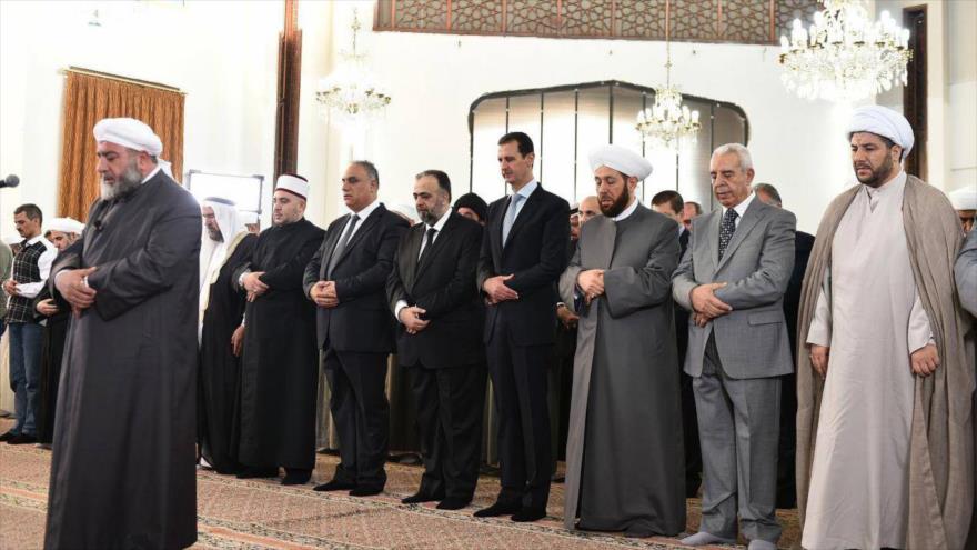 Video: Al-Asad desafía amenazas y acude al rezo del Eid al-Fitr en Homs