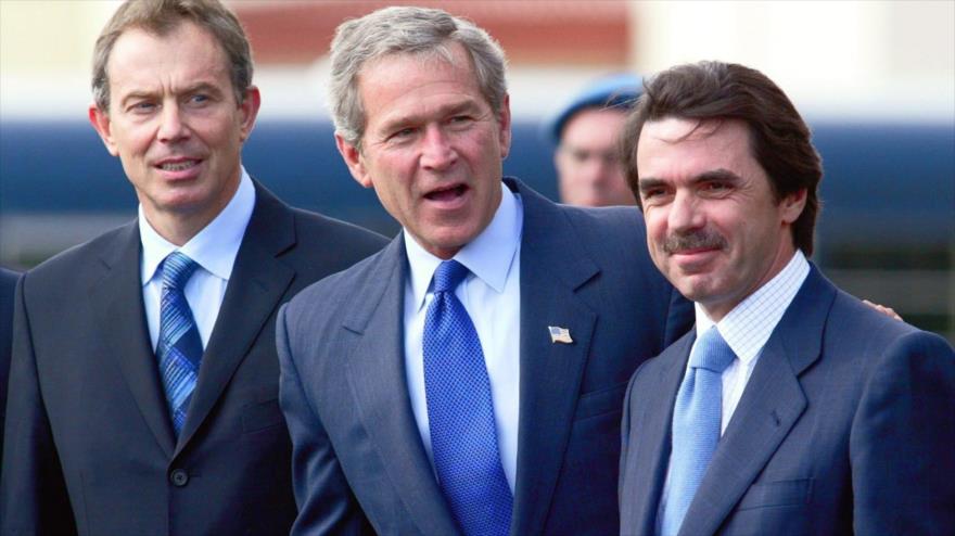De izquierda a derecha: El expremier del Reino Unido, Tony Blair y los expresidentes de EE.UU. y España, George W. Bush y José María Aznar, respectivamente, en la Cumbre de las Azores que precipitó la invasión de Irak, 16 de marzo de 2003.