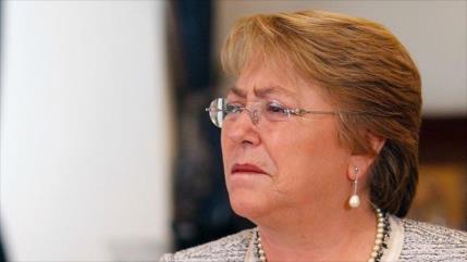 Popularidad de Bachelet cae al mínimo histórico de sus dos mandatos