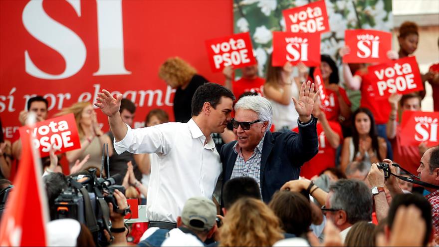 El líder del PSOE, Pedro Sánchez (izda.), junto al expresidente socialista del Gobierno español Felipe González, protagoniza un acto de campaña.