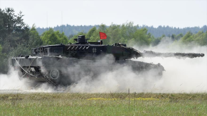 Un tanque alemán, modelo Leopardo, durante un ejercicio militar de seis países miembros de la OTAN en Grafenwoehr, cerca de la ciudad de Eschenbach, este de Alemania.