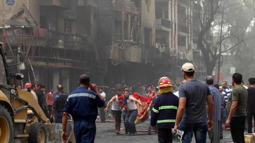 Los iraquíes trasladan a las víctimas de los atentados realizados por el grupo terrorista EIIL (Daesh, en árabe) en el distrito de Karrada, en el centro de Bagdad (capital), 3 de junio de 2016.
