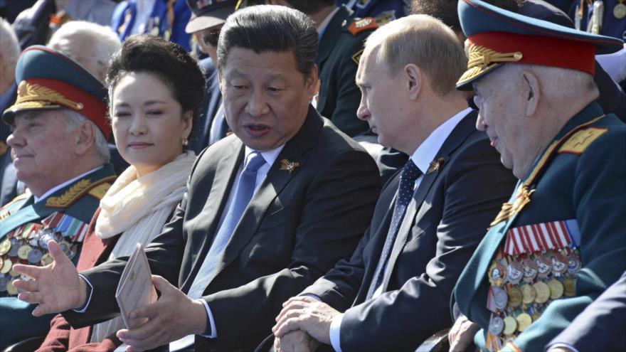 El presidnete de China, Xi Jinping (el tercero por la izquierda), discute con su homólogo ruso, Vladimir Putin.