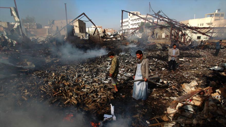 Yemeníes inspeccionan los daños causados por un ataque aéreo saudí contra una fábrica en Saná, la capital yemení.