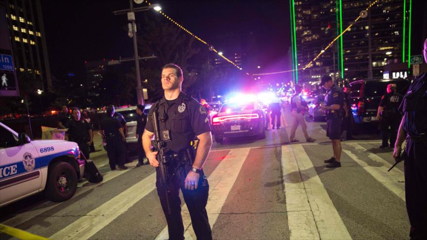 Un policía local vigila la zona en la que francotiradores dispararon y mataron a cuatro policías durante unas protestas en Dallas, Texas, en el sur de EE.UU. 7 de julio de 2016.
