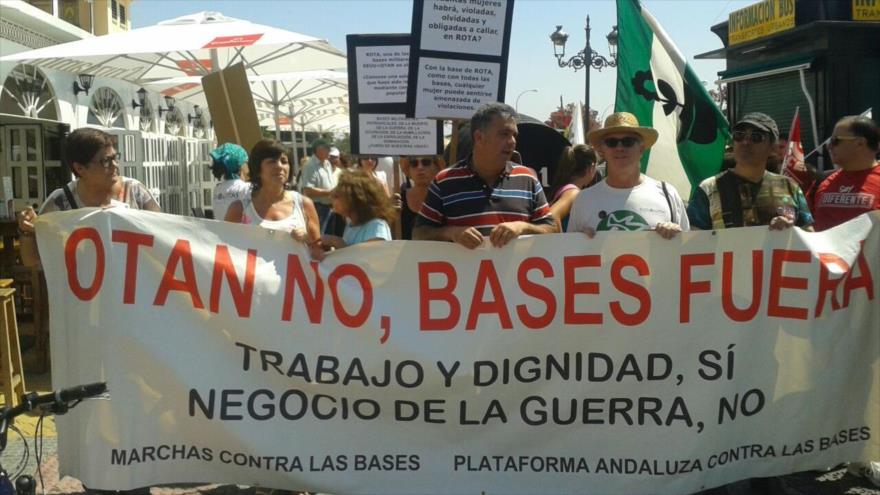 Protestan en España en contra de la presencia militar de Estado Unidos.