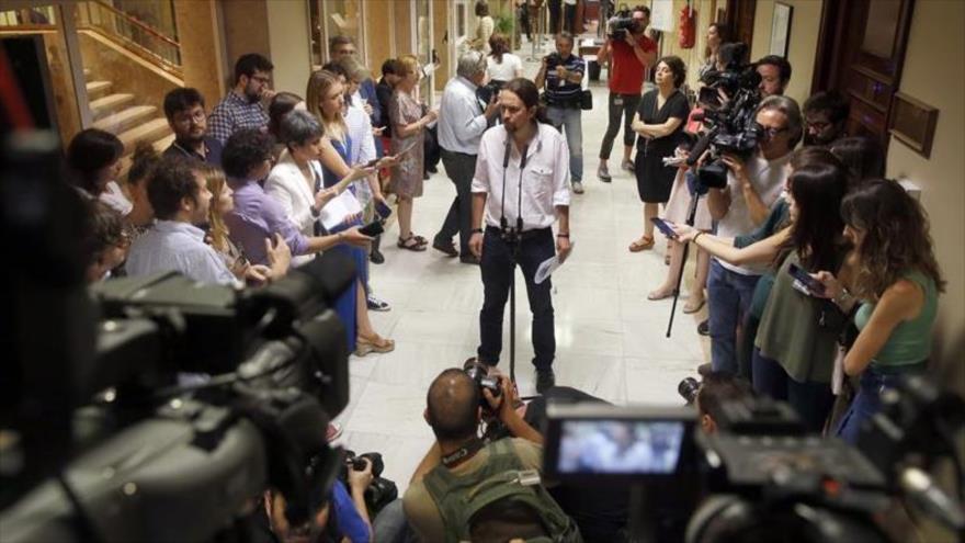 El líder del partido español Podemos, Pablo Iglesias, comparece ante los periodistas en el Congreso, 8 de julio de 2016.