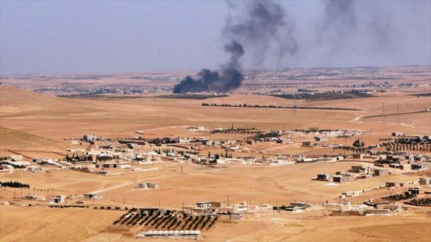 Columna de humo después de un ataque terrorista en un barrio en Alepo, situado en el noroeste de Siria.