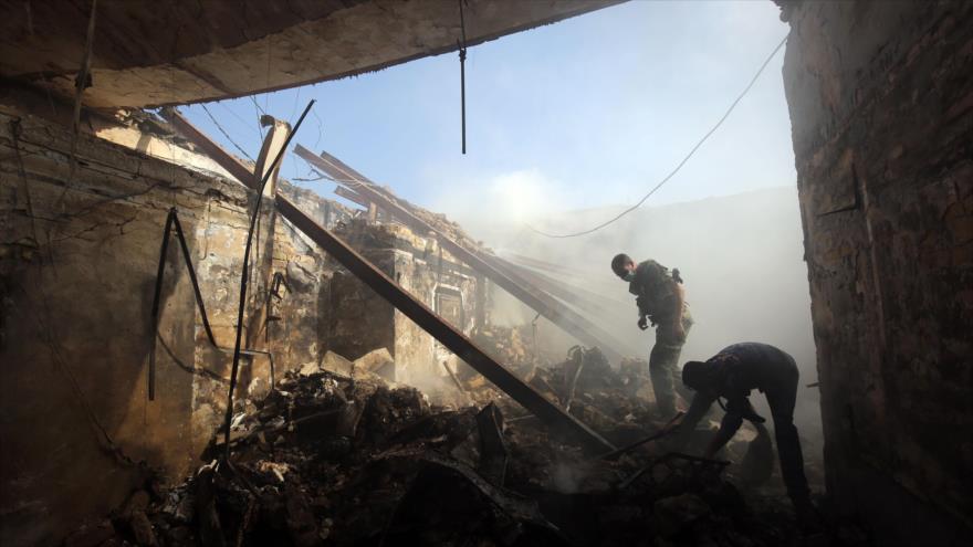 Fuerzas iraquíes inspeccionan los escombros dejados por un ataque terrorista contra el mausoleo de Sayid Mohamad bin Ali al-Hadi, en la localidad de Balad, al norte de Bagdad, 8 de julio de 2016.