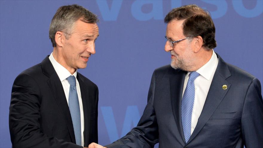 El secretario general de la Organización del Tratado del Atlántico Norte (OTAN) Jens Stoltenberg (izda) y el presidente del Gobierno en funciones español, Mariano Rajoy, se estrechan la mano antes del comienzo de la cumbre de esa Alianza en la capital de Polonia, 8 de julio de 2016.