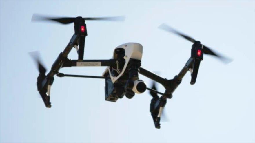 Un drone comercial equipado con una cámara.