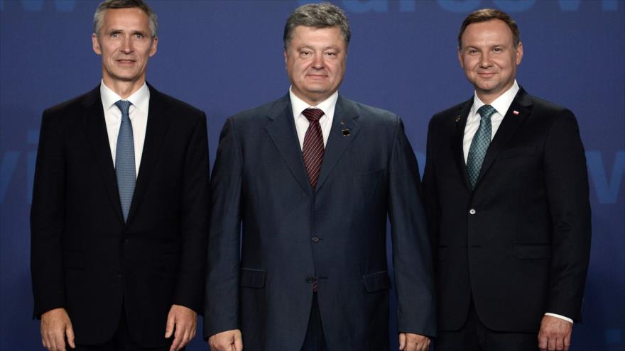El secretario general de la OTAN, Jens Stoltenberg (izq.), el presidente de Ucrania, Petro Poroshenko (centro) y el presidente Andrzej Duda de Polonia (dcha.), durante la apertura de la cumbre de la OTAN, 8 de julio, 2016.