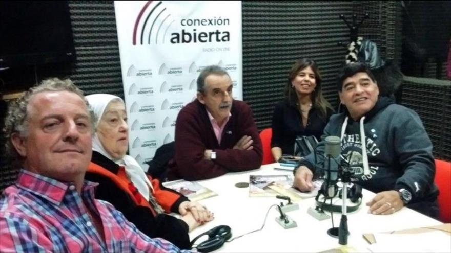 El exastro del fútbol argentino Diego Maradona (dcha.) concede una entrevista al canal de radio Conexión Abierta, 8 de julio de 2016.
