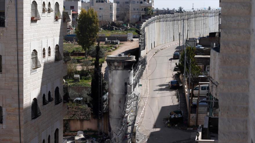 La barrera de separación construida por el régimen de Israel, divide la ciudad de Al-Ram al este de Al-Quds (Jerusalén).